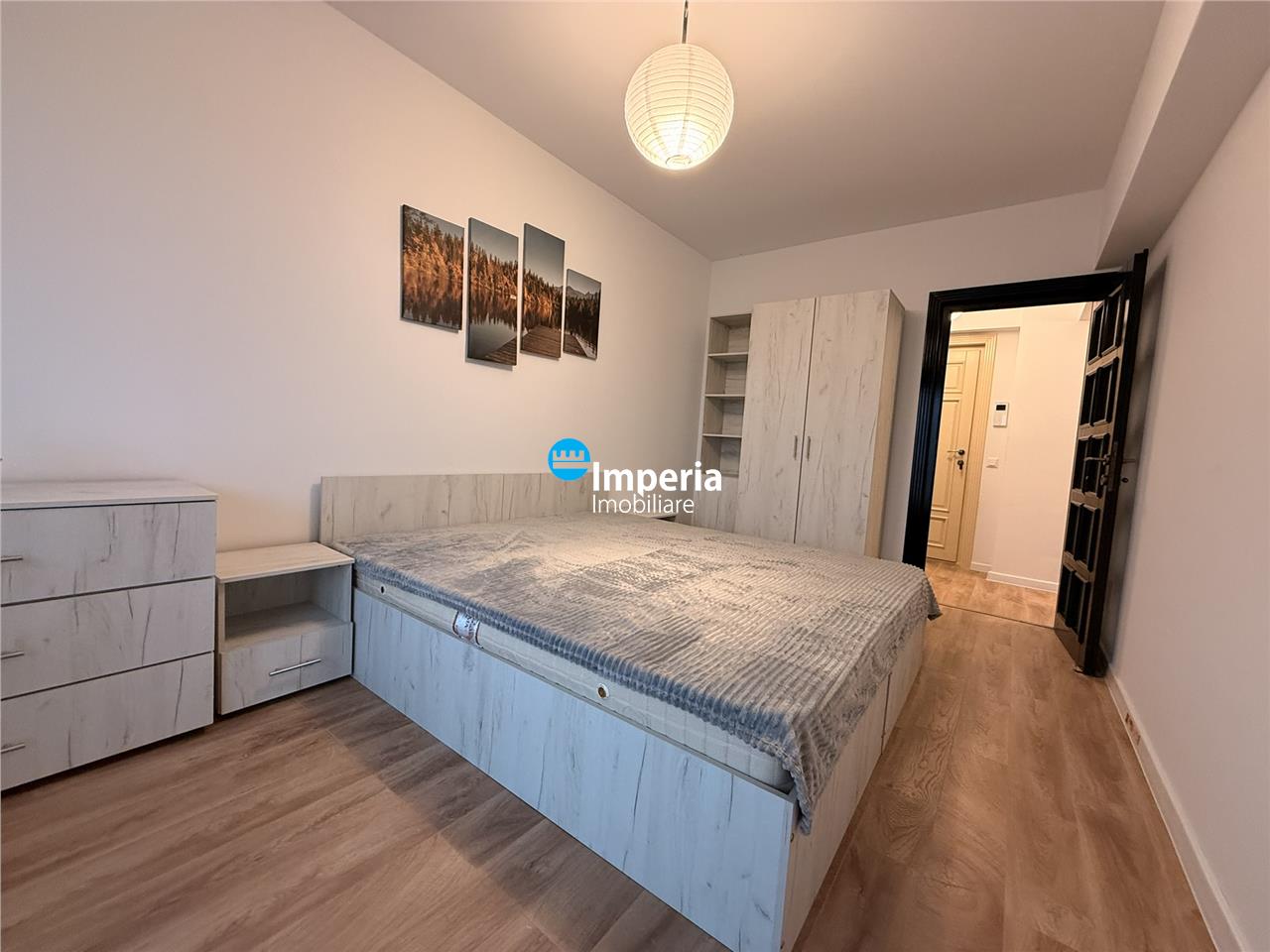 Inchiriez apartament 3 camere, open space, Zona Podul de Fier Complex Roua Residence