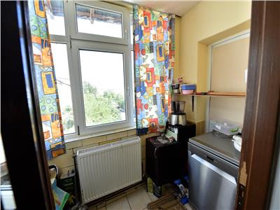 Apartament cu 3 camere, decomandat, de vanzare, in zona Dacia