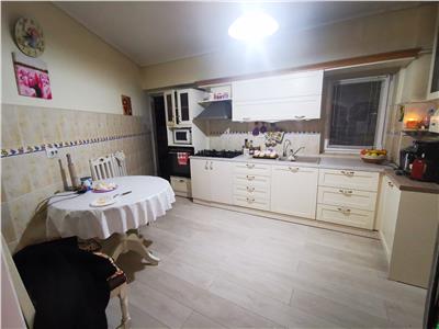 Apartament cu 4 camere transformat in 3 camere, de vanzare in zona Nicolina Rond Vechi