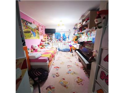 Apartament cu 4 camere transformat in 3 camere, de vanzare in zona Nicolina Rond Vechi