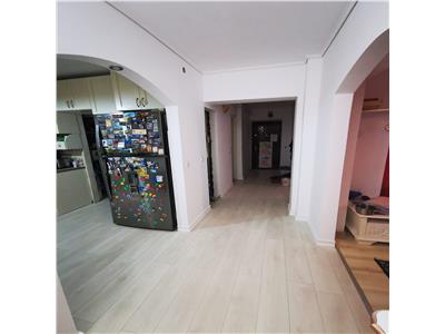 Apartament cu 4 camere transformat in 3 camere, de vanzare in zona Nicolina Rond Vechi