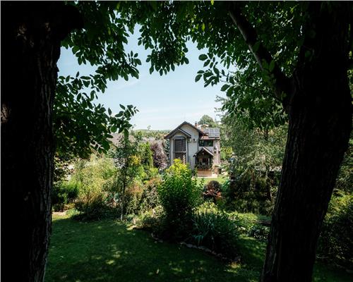 Casa deosebita cu gradina amenajata si panouri fotovoltaice – Bucium Post Control