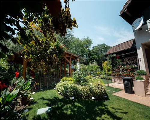 Casa deosebita cu gradina amenajata si panouri fotovoltaice – Bucium Post Control
