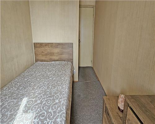 Ocazie! Apartament spațios, 3 camere, decomandat – Str. Gării