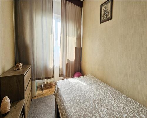 Ocazie! Apartament spațios, 3 camere, decomandat – Str. Gării