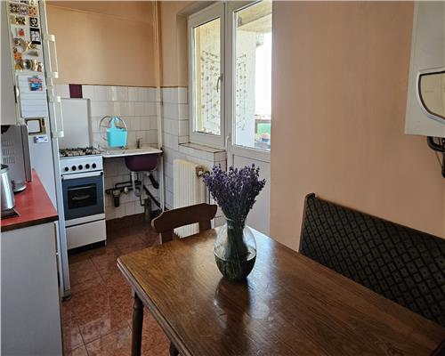 Ocazie! Apartament spațios, 3 camere, decomandat – Str. Gării