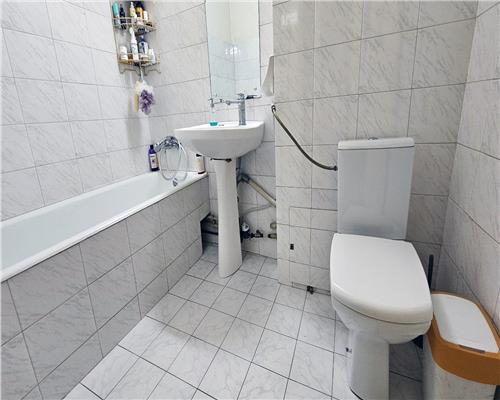Ocazie! Apartament spațios, 3 camere, decomandat – Str. Gării