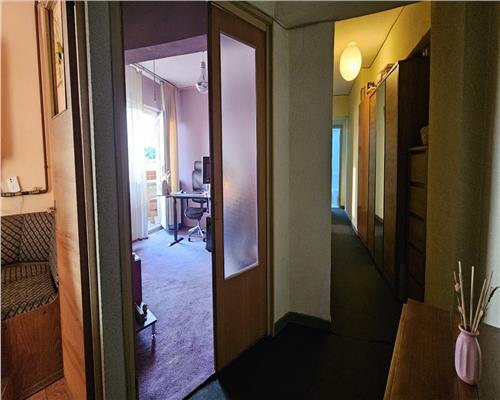 Ocazie! Apartament spațios, 3 camere, decomandat – Str. Gării