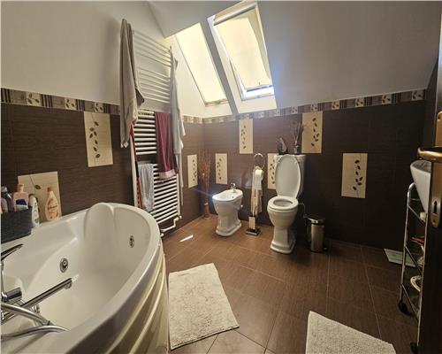 Casa cu teren generos si curte superb amenajata in zona Pietrarie