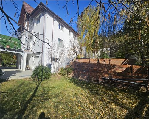 Vila duplex cu 3 dormitoare, curte 300 mp și priveliste superba