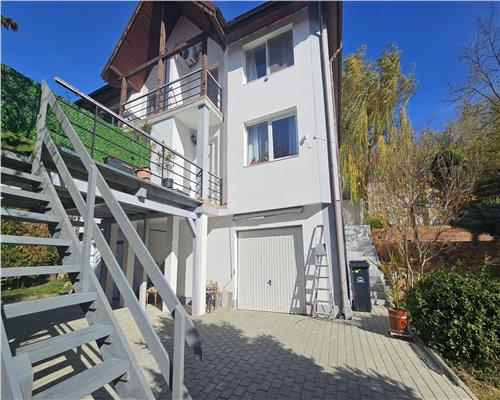 Vila duplex cu 3 dormitoare, curte 300 mp și priveliste superba