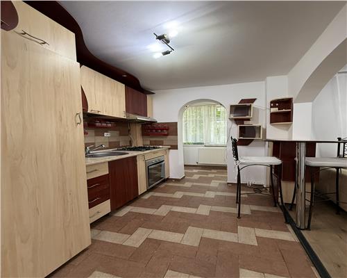 Inchiriez apartament 2 camere, open space, Podul de Fier