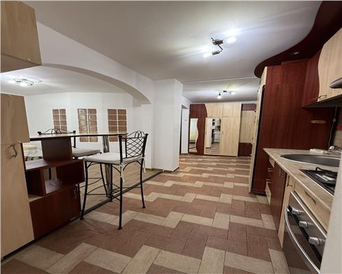 Inchiriez apartament 2 camere, open space, Podul de Fier