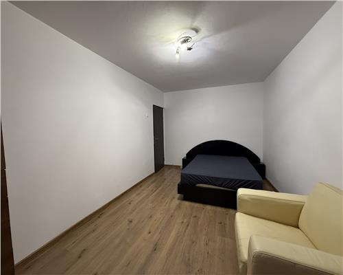 Inchiriez apartament 2 camere, open space, Podul de Fier