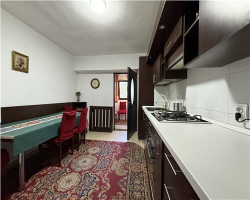 Inchiriez apartament 3 camere, decomandat, Zona Nicolina  Podu Ros