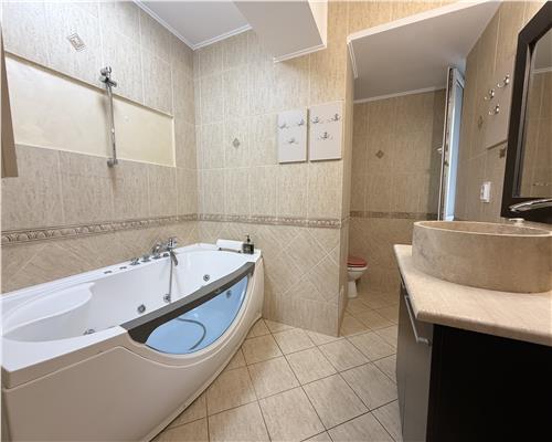 Apartament 3 camere de vanzare in spate la Mitropolie