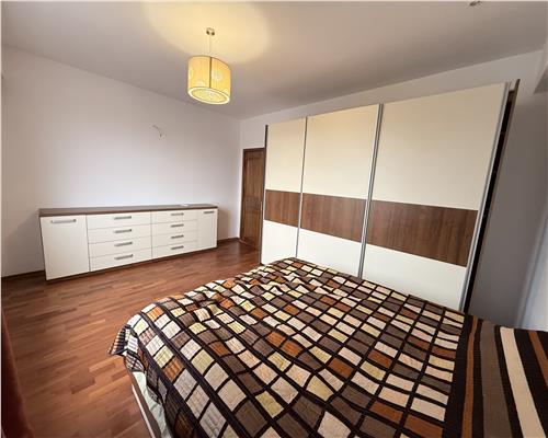 Apartament 3 camere de vanzare in spate la Mitropolie