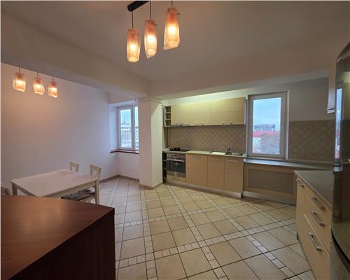 Apartament 3 camere de vanzare in spate la Mitropolie